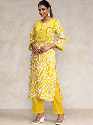 Women Ethnic Motifs Printed Regular Kurta with Trousers 3