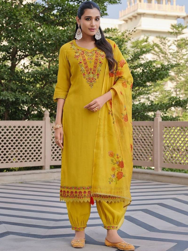 Women Floral Embroidered Regular Thread Work Kurta with Patiala & With Dupatta