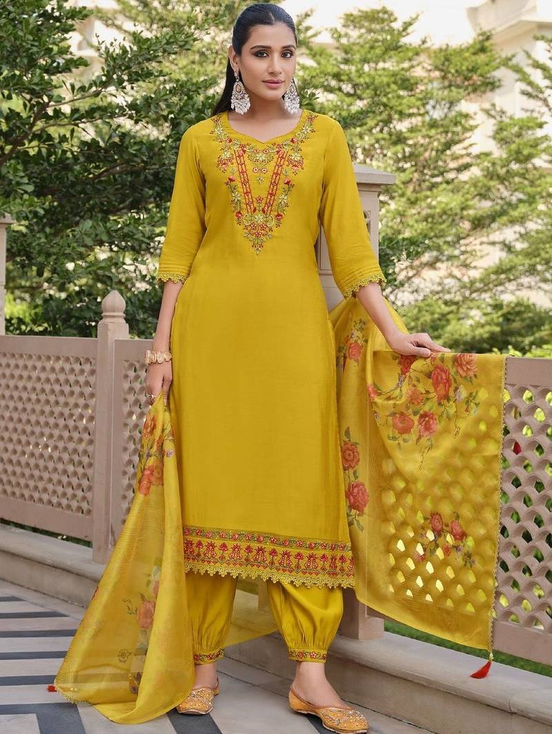 Women Floral Embroidered Regular Thread Work Kurta with Patiala & With Dupatta