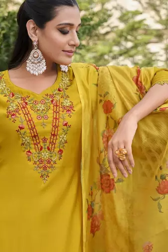 Women Floral Embroidered Regular Thread Work Kurta with Patiala & With Dupatta