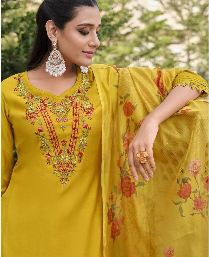 Women Floral Embroidered Regular Thread Work Kurta with Patiala & With Dupatta