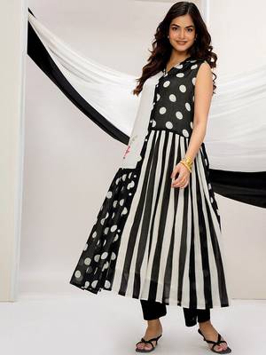Women Floral Printed Regular Kurta with Trousers & With Dupatta 1