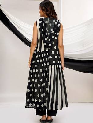 Women Floral Printed Regular Kurta with Trousers & With Dupatta 3