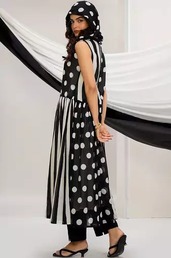 Women Floral Printed Regular Kurta with Trousers & With Dupatta