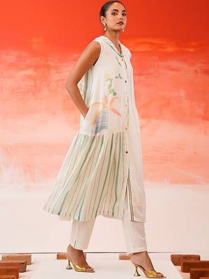 Women Printed Tiered Kurta with Trousers & With Dupatta 3