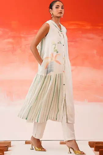 Women Printed Tiered Kurta with Trousers & With Dupatta