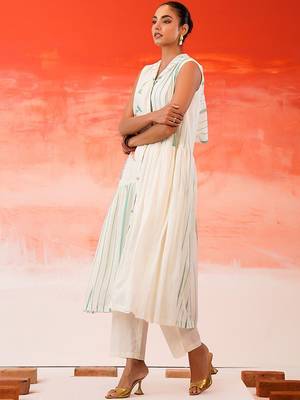 Women Printed Tiered Kurta with Trousers & With Dupatta 6