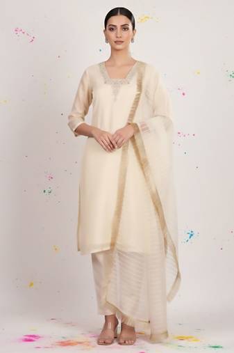 Women Embroidered Regular Thread Work Kurta with Trousers & With Dupatta