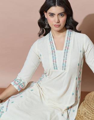 Women Ethnic Motifs Embroidered Regular Thread Work Kurta with Trousers 2