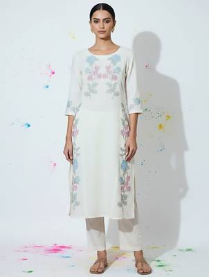 Women Floral Embroidered Regular Thread Work Kurta with Trousers 1