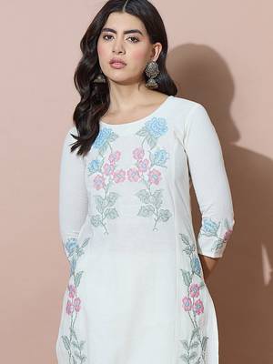 Women Floral Embroidered Regular Thread Work Kurta with Trousers 3