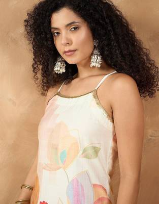 Women Floral Printed Regular Kurta with Trousers 2