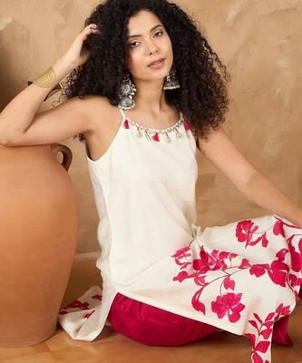 Women Floral Printed Regular Kurta with Trousers 2