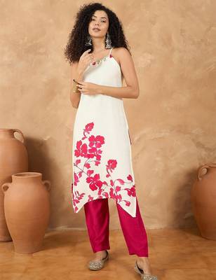 Women Floral Printed Regular Kurta with Trousers 1