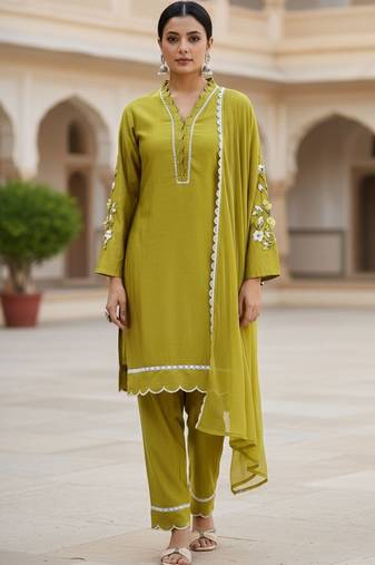 Women Floral Embroidered Regular Thread Work Kurta with Trousers & With Dupatta