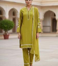 Women Floral Embroidered Regular Thread Work Kurta with Trousers & With Dupatta
