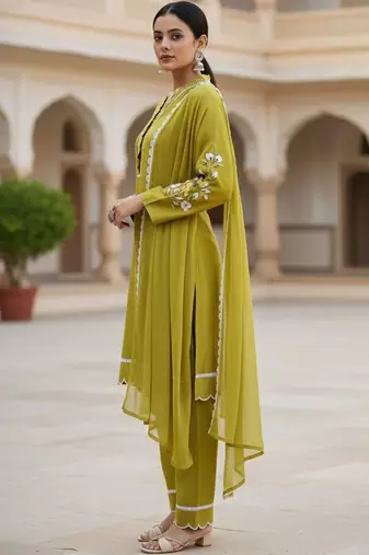 Women Floral Embroidered Regular Thread Work Kurta with Trousers & With Dupatta