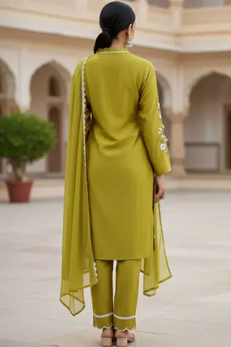 Women Floral Embroidered Regular Thread Work Kurta with Trousers & With Dupatta