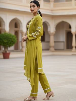Women Floral Embroidered Regular Thread Work Kurta with Trousers & With Dupatta 4