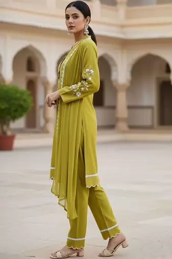 Women Floral Embroidered Regular Thread Work Kurta with Trousers & With Dupatta