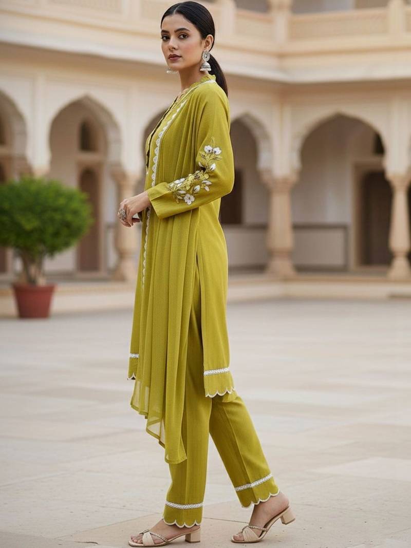 Women Floral Embroidered Regular Thread Work Kurta with Trousers & With Dupatta