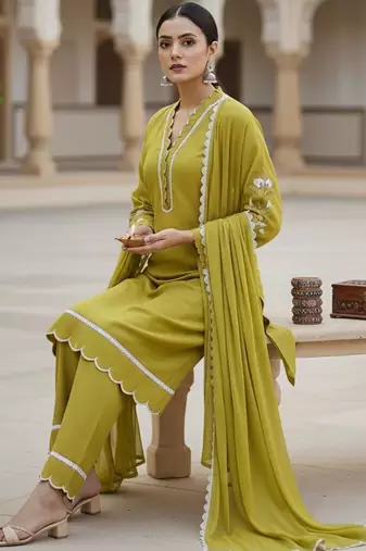 Women Floral Embroidered Regular Thread Work Kurta with Trousers & With Dupatta