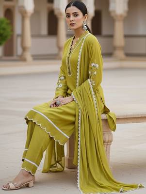 Women Floral Embroidered Regular Thread Work Kurta with Trousers & With Dupatta 6