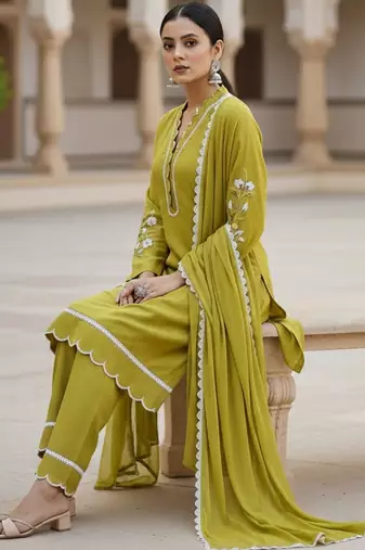 Women Floral Embroidered Regular Thread Work Kurta with Trousers & With Dupatta