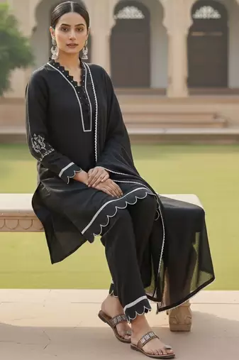 Women Regular Thread Work Kurta with Trousers & With Dupatta
