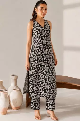 Women Floral Printed Regular Kurta with Trousers