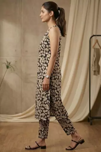 Women Floral Printed Regular Kurta with Trousers