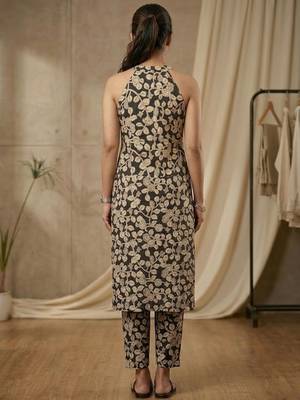 Women Floral Printed Regular Kurta with Trousers 4