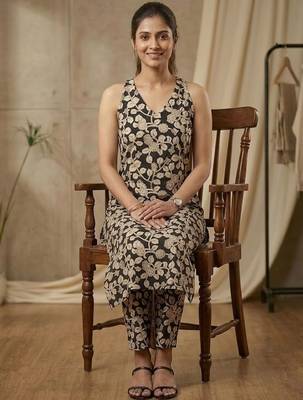 Women Floral Printed Regular Kurta with Trousers 5