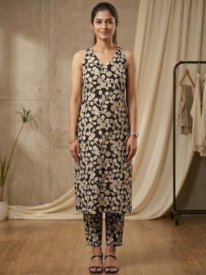 Women Floral Printed Regular Kurta with Trousers 6