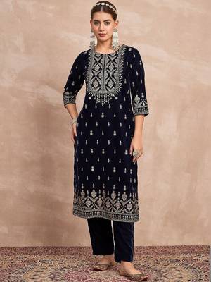 Women Paisley Printed Regular Velvet Kurta with Trousers 1