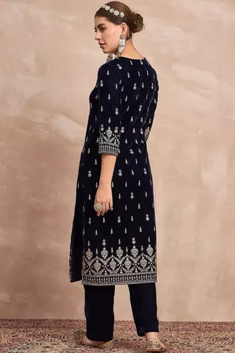 Women Paisley Printed Regular Velvet Kurta with Trousers