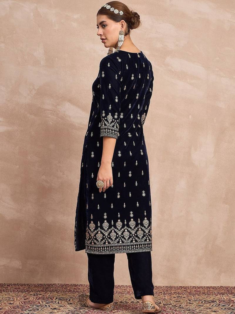 Women Paisley Printed Regular Velvet Kurta with Trousers