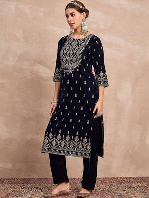Women Paisley Printed Regular Velvet Kurta with Trousers 3