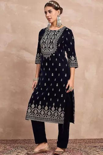 Women Paisley Printed Regular Velvet Kurta with Trousers