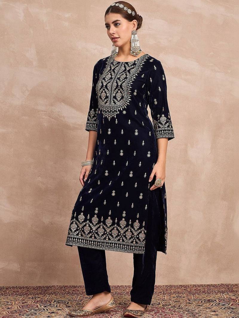 Women Paisley Printed Regular Velvet Kurta with Trousers
