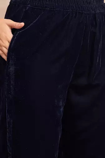 Women Paisley Printed Regular Velvet Kurta with Trousers