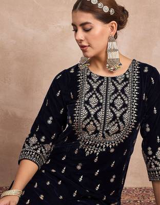 Women Paisley Printed Regular Velvet Kurta with Trousers 5