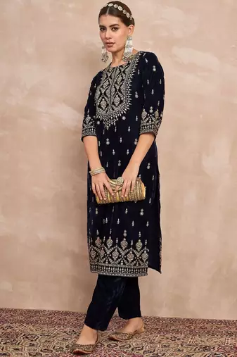 Women Paisley Printed Regular Velvet Kurta with Trousers