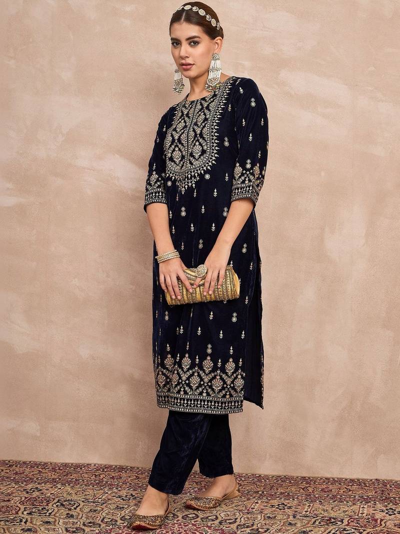 Women Paisley Printed Regular Velvet Kurta with Trousers