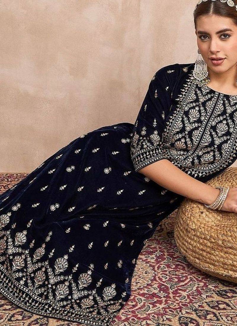 Women Paisley Printed Regular Velvet Kurta with Trousers
