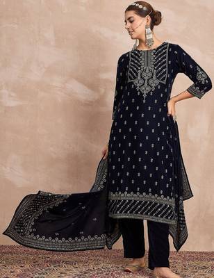 Women Ethnic Motifs Embroidered Regular Thread Work Velvet Kurta with Trousers & With Dupatta 3