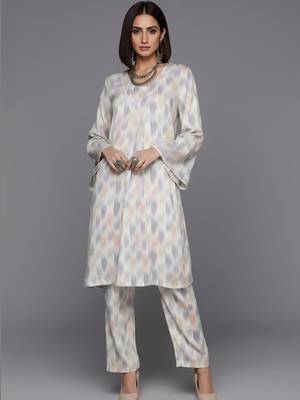 Women Printed Regular Kurta with Trousers 1