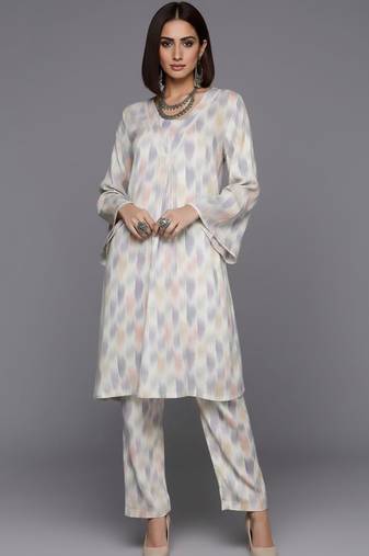 Women Printed Regular Kurta with Trousers