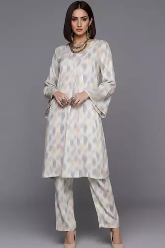 Women Printed Regular Kurta with Trousers