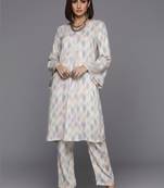 Women Printed Regular Kurta with Trousers